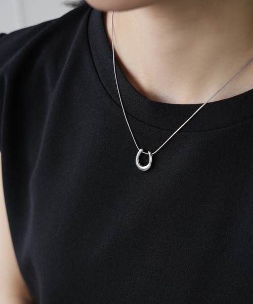 IAMUSE（アイアミューズ）の「金属アレルギー対応　ホースシューネックレス S0832【IAMUSE】（ネックレス・レディース・シルバー/ゴールド・FREE）」の9枚目の写真