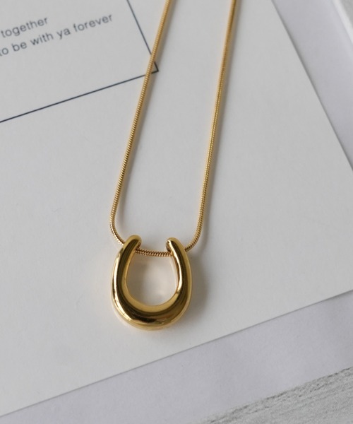IAMUSE（アイアミューズ）の「金属アレルギー対応　ホースシューネックレス S0832【IAMUSE】（ネックレス・レディース・シルバー/ゴールド・FREE）」の3枚目の写真