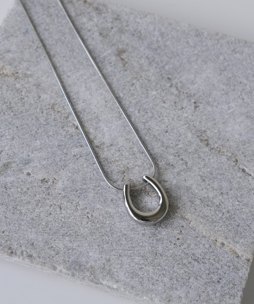 IAMUSE（アイアミューズ）の「金属アレルギー対応　ホースシューネックレス S0832【IAMUSE】（ネックレス・レディース・シルバー/ゴールド・FREE）」の7枚目の写真