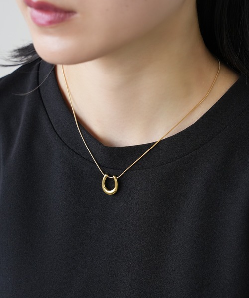 IAMUSE（アイアミューズ）の「金属アレルギー対応　ホースシューネックレス S0832【IAMUSE】（ネックレス・レディース・シルバー/ゴールド・FREE）」の4枚目の写真