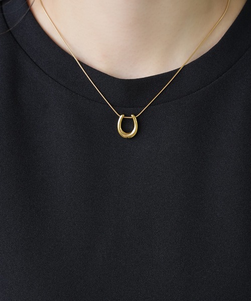IAMUSE（アイアミューズ）の「金属アレルギー対応　ホースシューネックレス S0832【IAMUSE】（ネックレス・レディース・シルバー/ゴールド・FREE）」の5枚目の写真