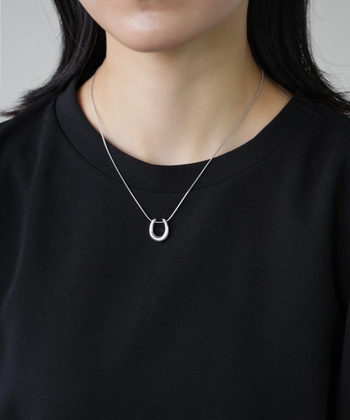 IAMUSE（アイアミューズ）の「金属アレルギー対応　ホースシューネックレス S0832【IAMUSE】（ネックレス・レディース・シルバー/ゴールド・FREE）」の10枚目の写真