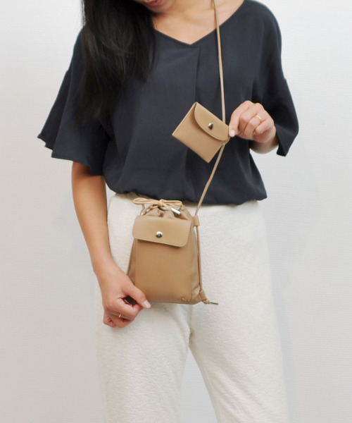 cache cache（カシュ カシュ）の「カシュカシュ cachecache / スマホポケット付き巾着ショルダーバッグ（ショルダーバッグ・レディース・アイボリー/ベージュ系その他/カーキ/グレー/パープル/ブラック・FREE）」の4枚目の写真