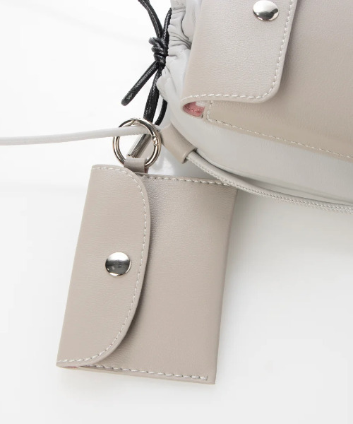 cache cache（カシュ カシュ）の「カシュカシュ cachecache / スマホポケット付き巾着ショルダーバッグ（ショルダーバッグ・レディース・アイボリー/ベージュ系その他/カーキ/グレー/パープル/ブラック・FREE）」の17枚目の写真