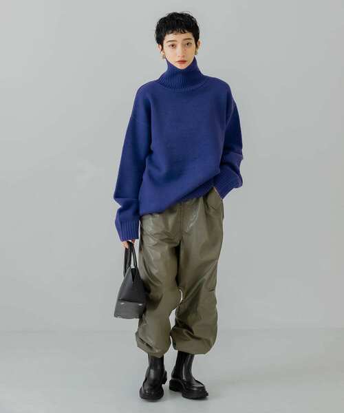 KBF(ケイビーエフ)の「ハイネックオーバーニット(ニット/セーター・レディース・レッド/グレー/ベージュ/ブルー・ONE)」の9枚目の写真