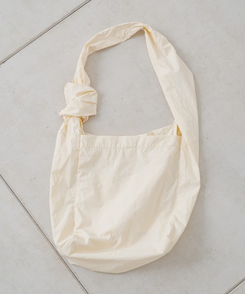 Kastane（カスタネ）の「【軽撥水ver/WEB限定カラー/A4対応/PC対応】ナイロンショルダーBAG（ショルダーバッグ・レディース・サックスブルー/オレンジ/ブラック/アイボリー/イエロー・FREE）」の12枚目の写真