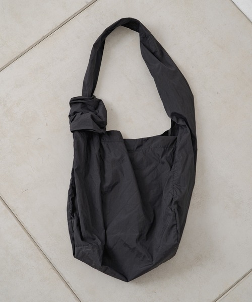 Kastane（カスタネ）の「【軽撥水ver/WEB限定カラー/A4対応/PC対応】ナイロンショルダーBAG（ショルダーバッグ・レディース・サックスブルー/オレンジ/ブラック/アイボリー/イエロー・FREE）」の8枚目の写真