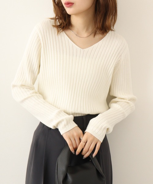 atONE(アットワン)の「atONE Vネックリブニット 長袖(ニット/セーター・レディース・ダークグリーン/杢グレー/ブラック/グレイッシュベージュ/バーガンディー/オフホワイト・M-L/4L~5L/LL~3L/M~L)」の11枚目の写真