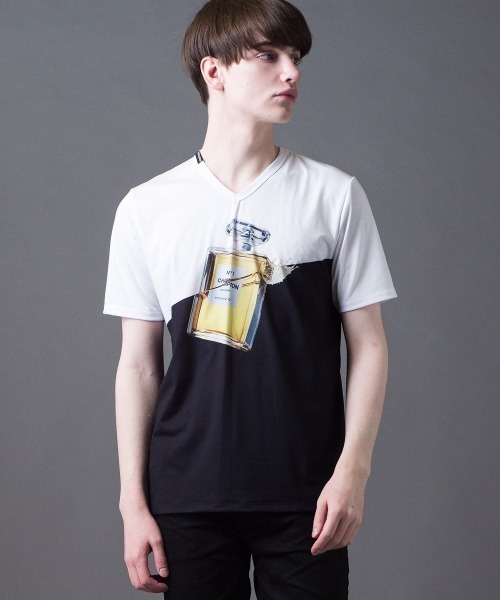Buffalo Bobs(バッファローボブズ)の「CHOP(チョップ) Vネック 香水プリント Tシャツ(Tシャツ/カットソー・メンズ・ホワイト・1-2/2-3/3-4)」の1枚目の写真