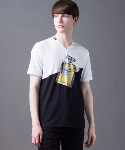 Buffalo Bobs(バッファローボブズ)の「CHOP(チョップ) Vネック 香水プリント Tシャツ(Tシャツ/カットソー・メンズ・ホワイト・1-2/2-3/3-4)」の2枚目の写真