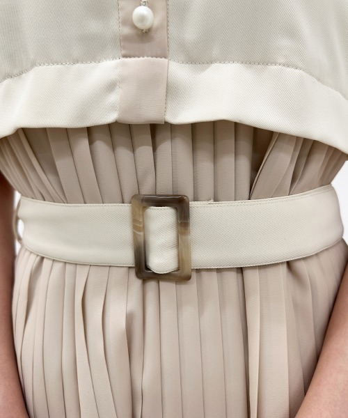 A de a.v.v(アードアー・ヴェ・ヴェ)の「パフスリーブプリーツドッキングワンピース(ワンピース・レディース・アイボリー/ブラック・SMALL/MEDIUM)」の7枚目の写真