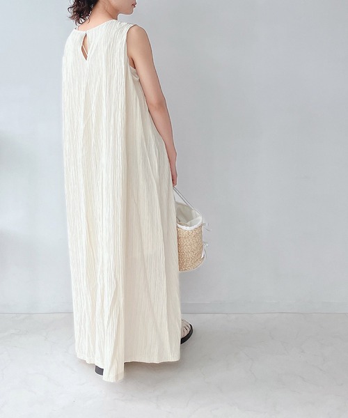 AS KNOW AS plus(アズノゥアズプラス)の「〇肩タックノースリーブワンピース(ワンピース・レディース・ブラック/モスグリーン/ライトベージュ・FREE)」の2枚目の写真