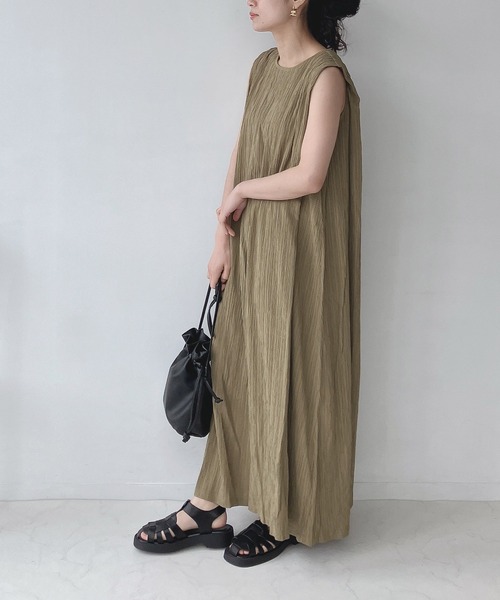 AS KNOW AS plus(アズノゥアズプラス)の「〇肩タックノースリーブワンピース(ワンピース・レディース・ブラック/モスグリーン/ライトベージュ・FREE)」の3枚目の写真