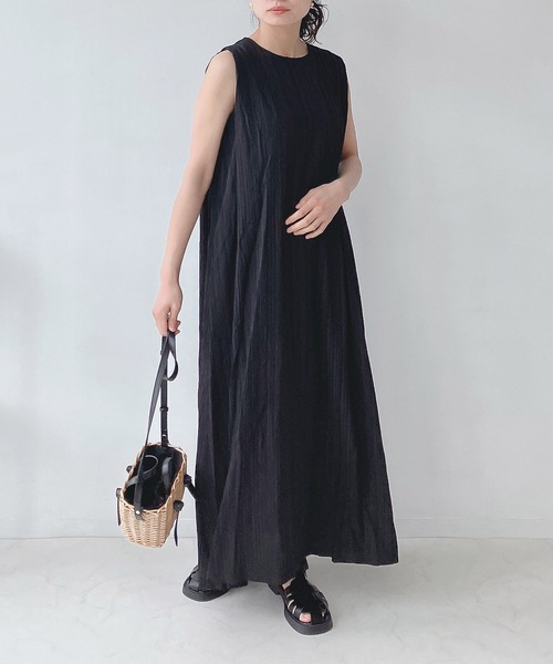 AS KNOW AS plus(アズノゥアズプラス)の「〇肩タックノースリーブワンピース(ワンピース・レディース・ブラック/モスグリーン/ライトベージュ・FREE)」の1枚目の写真