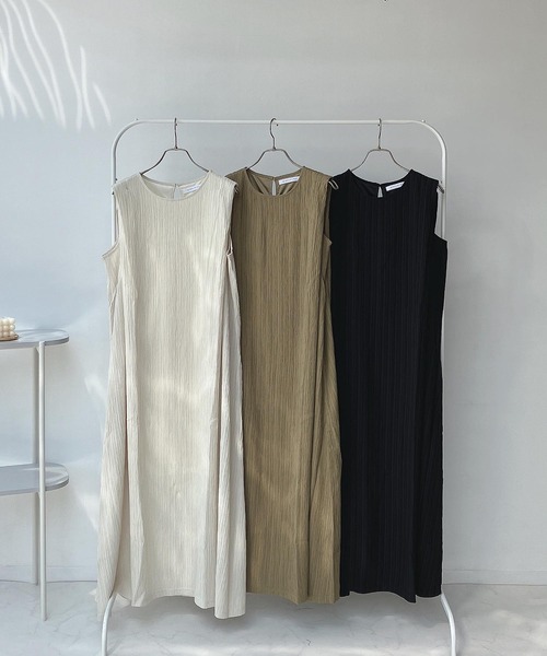 AS KNOW AS plus(アズノゥアズプラス)の「〇肩タックノースリーブワンピース(ワンピース・レディース・ブラック/モスグリーン/ライトベージュ・FREE)」の9枚目の写真