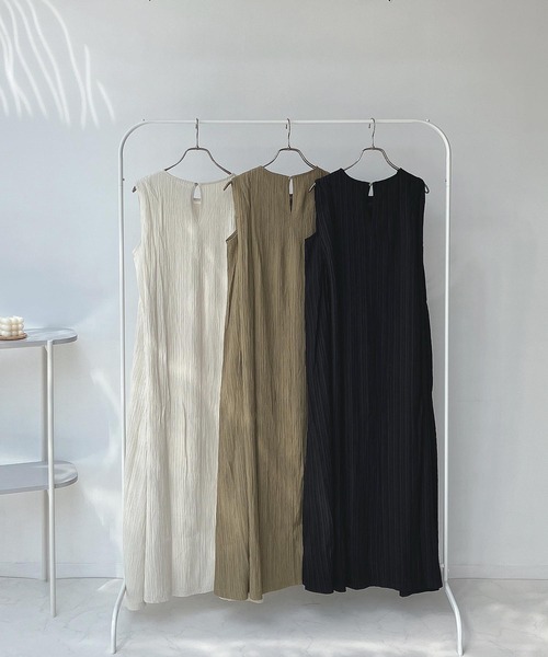 AS KNOW AS plus(アズノゥアズプラス)の「〇肩タックノースリーブワンピース(ワンピース・レディース・ブラック/モスグリーン/ライトベージュ・FREE)」の5枚目の写真