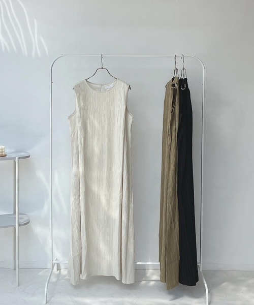 AS KNOW AS plus(アズノゥアズプラス)の「〇肩タックノースリーブワンピース(ワンピース・レディース・ブラック/モスグリーン/ライトベージュ・FREE)」の8枚目の写真