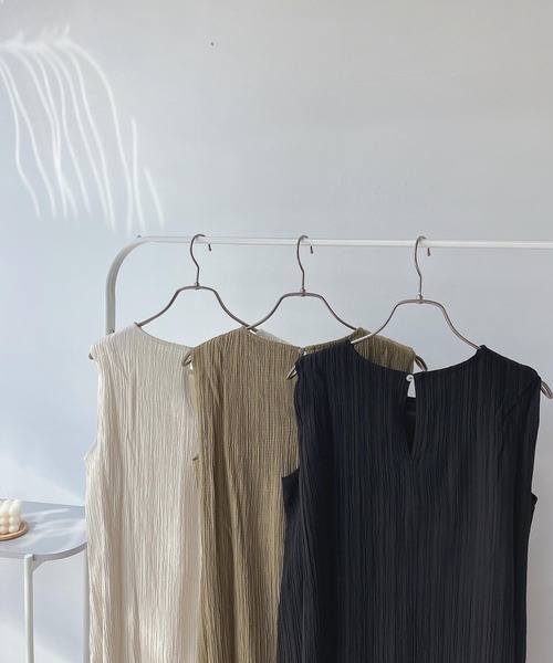 AS KNOW AS plus(アズノゥアズプラス)の「〇肩タックノースリーブワンピース(ワンピース・レディース・ブラック/モスグリーン/ライトベージュ・FREE)」の13枚目の写真