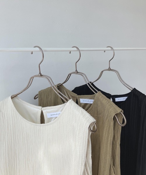 AS KNOW AS plus(アズノゥアズプラス)の「〇肩タックノースリーブワンピース(ワンピース・レディース・ブラック/モスグリーン/ライトベージュ・FREE)」の10枚目の写真