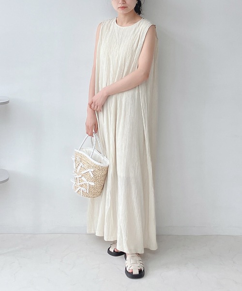 AS KNOW AS plus(アズノゥアズプラス)の「〇肩タックノースリーブワンピース(ワンピース・レディース・ブラック/モスグリーン/ライトベージュ・FREE)」の17枚目の写真