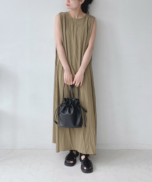AS KNOW AS plus(アズノゥアズプラス)の「〇肩タックノースリーブワンピース(ワンピース・レディース・ブラック/モスグリーン/ライトベージュ・FREE)」の22枚目の写真