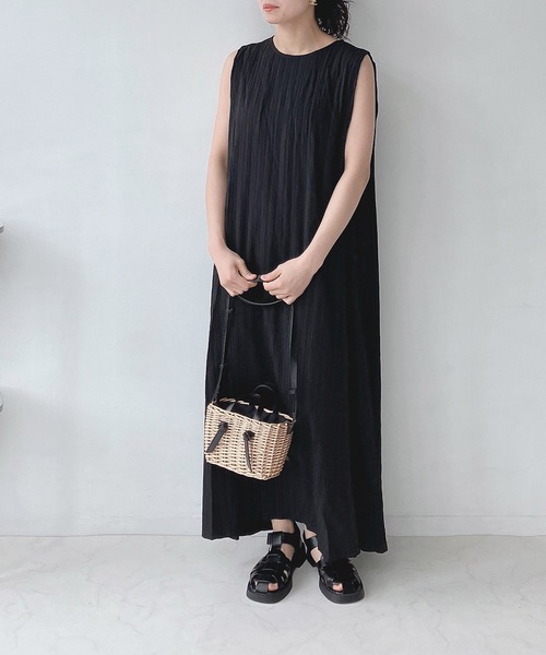 AS KNOW AS plus(アズノゥアズプラス)の「〇肩タックノースリーブワンピース(ワンピース・レディース・ブラック/モスグリーン/ライトベージュ・FREE)」の15枚目の写真