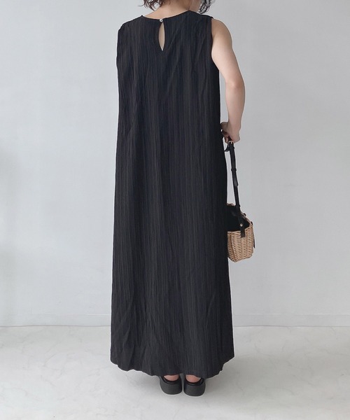 AS KNOW AS plus(アズノゥアズプラス)の「〇肩タックノースリーブワンピース(ワンピース・レディース・ブラック/モスグリーン/ライトベージュ・FREE)」の18枚目の写真