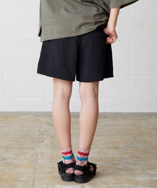 TRUSS（トラス）の「【ユニセックス】＜撥水＞バーサタイル ナイロンタフタショートパンツ（その他パンツ・レディース・グレー/ブルー/オリーブ/ブラック/イエロー/カモフラージュ/パープル/ライトグリーン/キャメル/コーラルピンク/サックスブルー/オレンジ/ベージュ/カーキ/スモークピンク・SMALL/MEDIUM/LARGE/X-LARGE）」の19枚目の写真