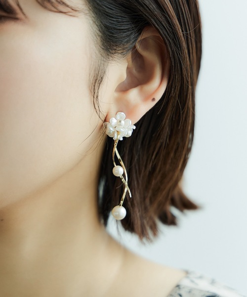 niana(ニアナ)の「フラワーモチーフパールイヤリング(イヤリング・レディース・オフホワイト・FREE)」の3枚目の写真