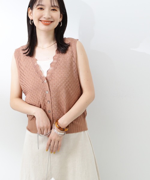 N.(N. Natural Beauty Basic)(エヌエヌナチュラルビューティーベーシック)の「◆リーフ柄編みVニットタンク(ニット/セーター・レディース・オフホワイト/モカ/グリーン・MEDIUM)」の2枚目の写真