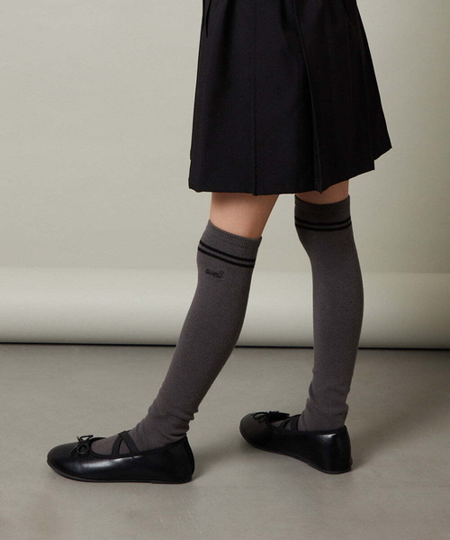 a.v.v（アーヴェヴェ）の「[KIDS]ラインニーハイソックス（ソックス/靴下・キッズ・グレー/ブラック・20/23）」の2枚目の写真