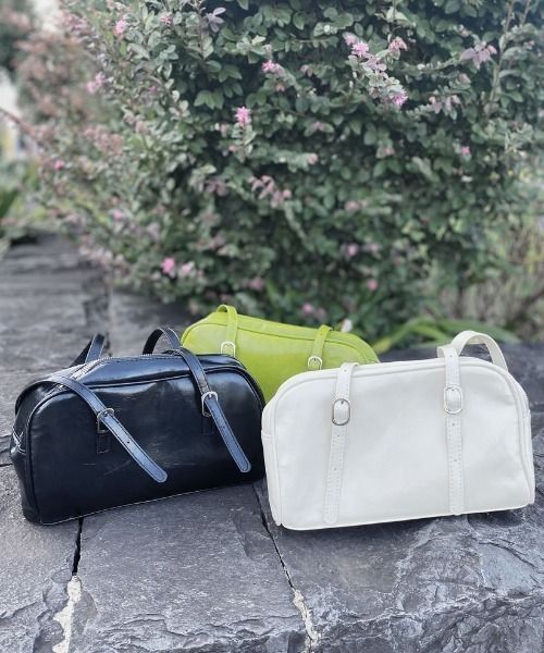 Reurie'（レウリィ）の「【ZOZO限定カラー有】エコレザーボストンバッグ / eco leather boston bag ショルダーバッグ スクエア アイボリー ブラック グリーン ツヤ（ボストンバッグ・レディース・アイボリー/ブラック/グリーン・FREE）」の2枚目の写真
