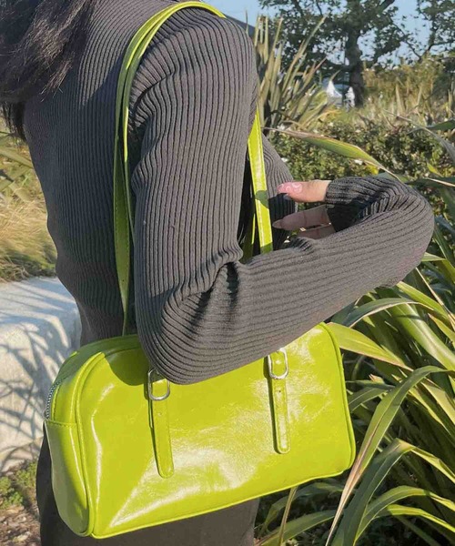 Reurie'（レウリィ）の「【ZOZO限定カラー有】エコレザーボストンバッグ / eco leather boston bag ショルダーバッグ スクエア アイボリー ブラック グリーン ツヤ（ボストンバッグ・レディース・アイボリー/ブラック/グリーン・FREE）」の8枚目の写真