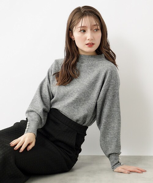 index（インデックス）の「◆≪5color≫ パール調ボタンスリーブボトルネックニット【洗濯機洗い可】（ニット/セーター・レディース・ライトベージュ/グレー/ライトブルー/オフホワイト/ピンク系・36/42/38/40）」の3枚目の写真