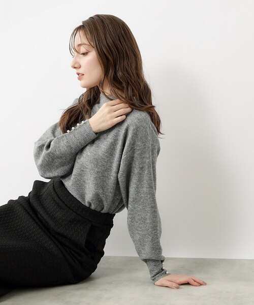 index（インデックス）の「◆≪5color≫ パール調ボタンスリーブボトルネックニット【洗濯機洗い可】（ニット/セーター・レディース・ライトベージュ/グレー/ライトブルー/オフホワイト/ピンク系・36/42/38/40）」の17枚目の写真