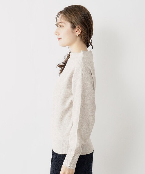 index（インデックス）の「◆≪5color≫ パール調ボタンスリーブボトルネックニット【洗濯機洗い可】（ニット/セーター・レディース・ライトベージュ/グレー/ライトブルー/オフホワイト/ピンク系・36/42/38/40）」の8枚目の写真