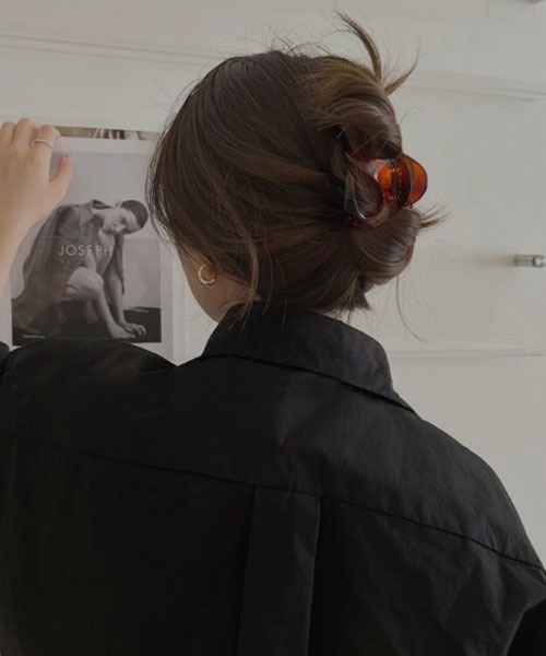 VIBGYOR Women(ヴィブジョー ウィメン)の「【resonance】ニュアンスカラー クリア バンスクリップ(バレッタ/ヘアクリップ・レディース・ブラウン系/ブラウン系1/ベージュ系/オリーブ系/ブラック・FREE)」の3枚目の写真