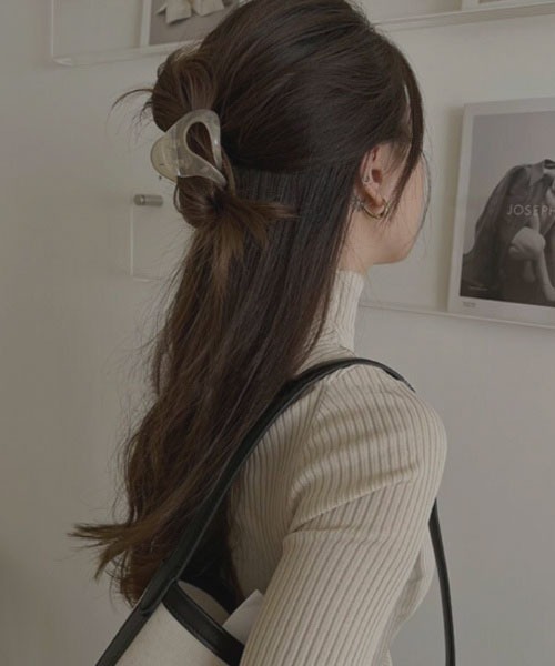 VIBGYOR Women(ヴィブジョー ウィメン)の「【resonance】ニュアンスカラー クリア バンスクリップ(バレッタ/ヘアクリップ・レディース・ブラウン系/ブラウン系1/ベージュ系/オリーブ系/ブラック・FREE)」の4枚目の写真