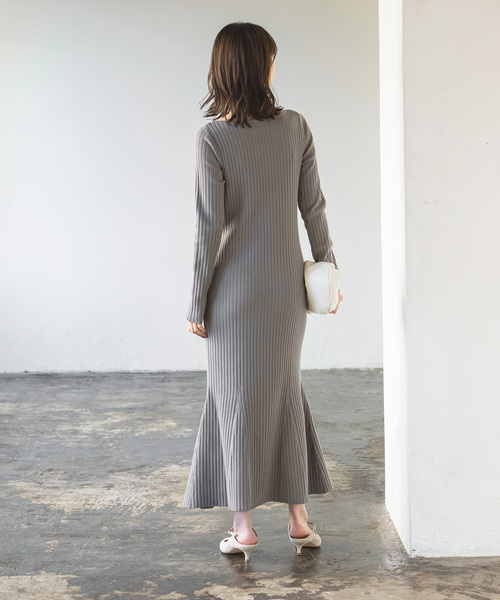 Noble（ノーブル）の「デコルテオープンニットワンピース（ワンピース・レディース・チャコールグレー/ブラック・36/38）」の14枚目の写真