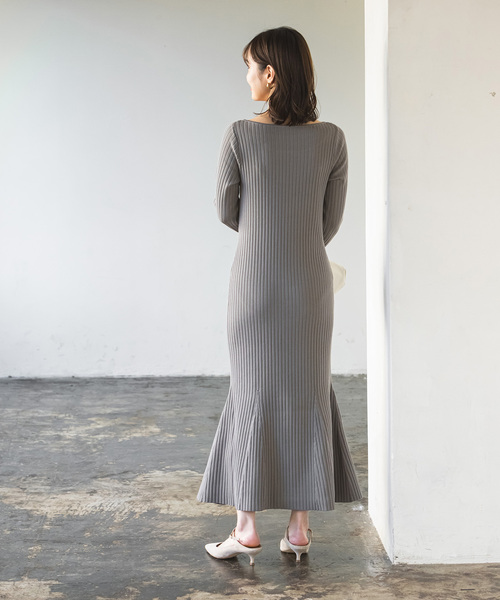 Noble（ノーブル）の「デコルテオープンニットワンピース（ワンピース・レディース・チャコールグレー/ブラック・36/38）」の5枚目の写真