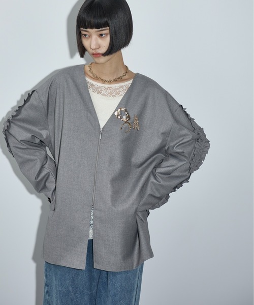 THE YOn（ザヨン）の「2WAYフリルラインスリーブノーカラー
