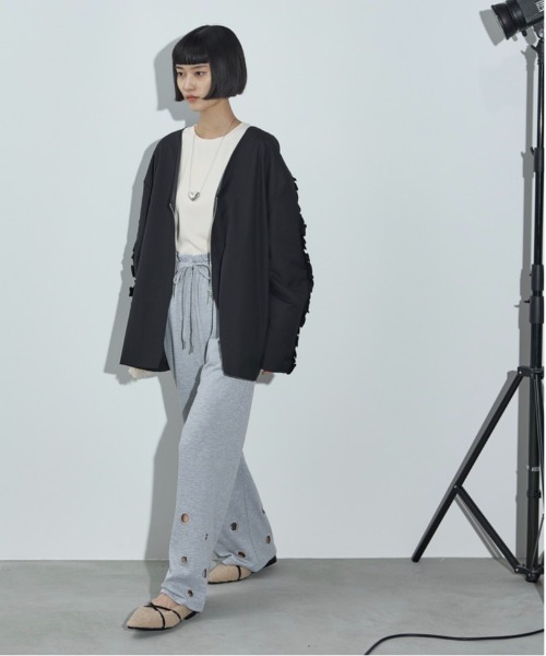 THE YOn（ザヨン）の「2WAYフリルラインスリーブノーカラー