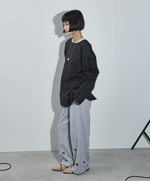 THE YOn（ザヨン）の「2WAYフリルラインスリーブノーカラー