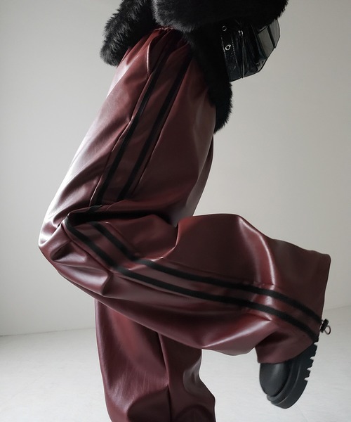 me+em select(ミームセレクト)の「【 選べる4size / 2color 】2WAY サイドラインフェイクレザーワイドパンツ / 2WAY Sideline fake leather wide pants(カーゴパンツ・レディース・レッド/ブラック・SMALL/MEDIUM/LARGE/X-LARGE)」の19枚目の写真