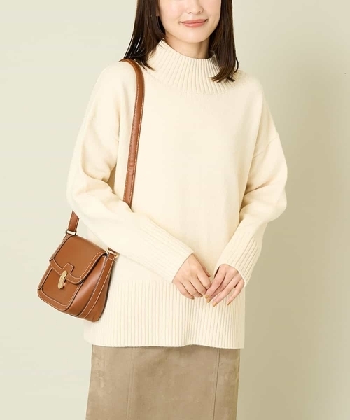 a.v.v（アーヴェヴェ）の「【洗える】バックスリットニット（ニット/セーター・レディース・ホワイト/レッド/ネイビー/チャコールグレー/クリーム/ブルー/アイボリー・38/42/36/40/34）」の2枚目の写真