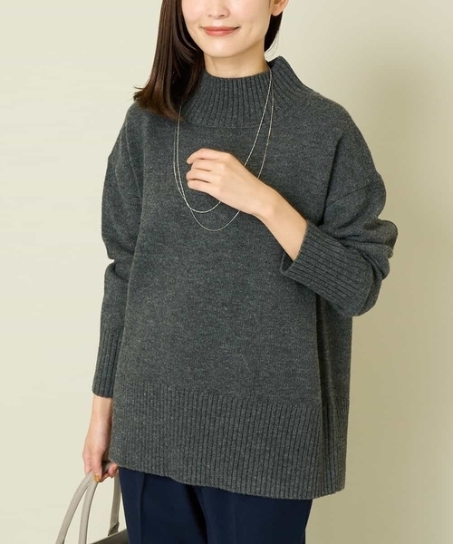 a.v.v（アーヴェヴェ）の「【洗える】バックスリットニット（ニット/セーター・レディース・ホワイト/レッド/ネイビー/チャコールグレー/クリーム/ブルー/アイボリー・38/42/36/40/34）」の4枚目の写真