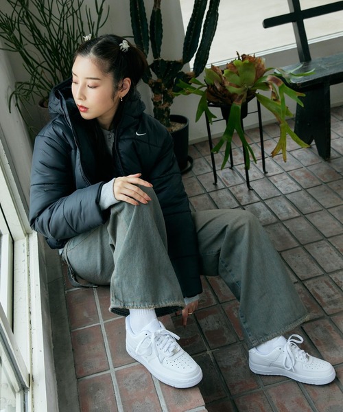 NIKE（ナイキ）の「ナイキ エア フォース 1 '07 ウィメンズシューズ / Nike Air Force 1 '07 Women's Shoes DD8959-100 White（スニーカー・レディース・ホワイト・22/22.5/23/23.5/24/24.5/25/25.5/26/26.5/27/27.5/28/28.5/29）」の2枚目の写真