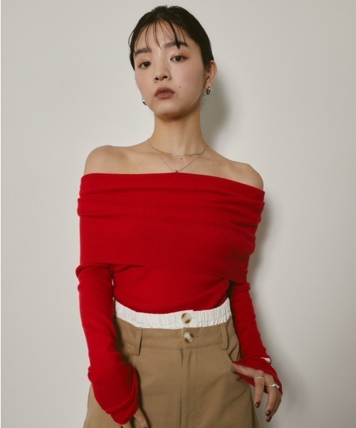 DRWCYS（ドロシーズ）の「オフショルダーニットトップス（ニット/セーター・レディース・オフホワイト/レッド/ブラック/グレー・FREE）」の4枚目の写真