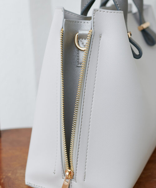 natural couture（ナチュラルクチュール）の「ショルダー付ききれいめバイカラーBAG（ショルダーバッグ・レディース・アイボリー/ライトグレー/ブラウン・FREE）」の8枚目の写真