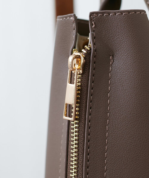 natural couture（ナチュラルクチュール）の「ショルダー付ききれいめバイカラーBAG（ショルダーバッグ・レディース・アイボリー/ライトグレー/ブラウン・FREE）」の17枚目の写真